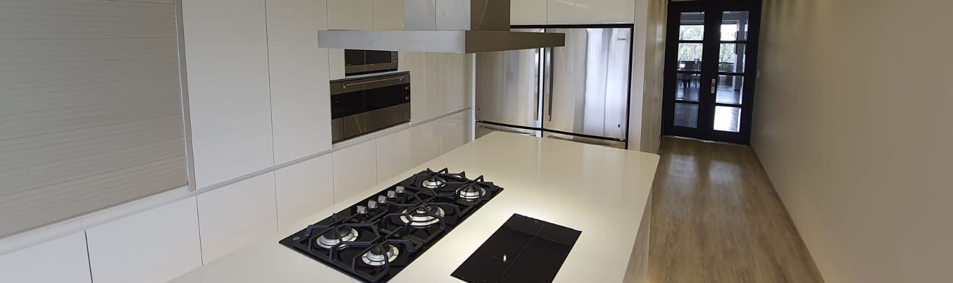 Cocina con piso blanco