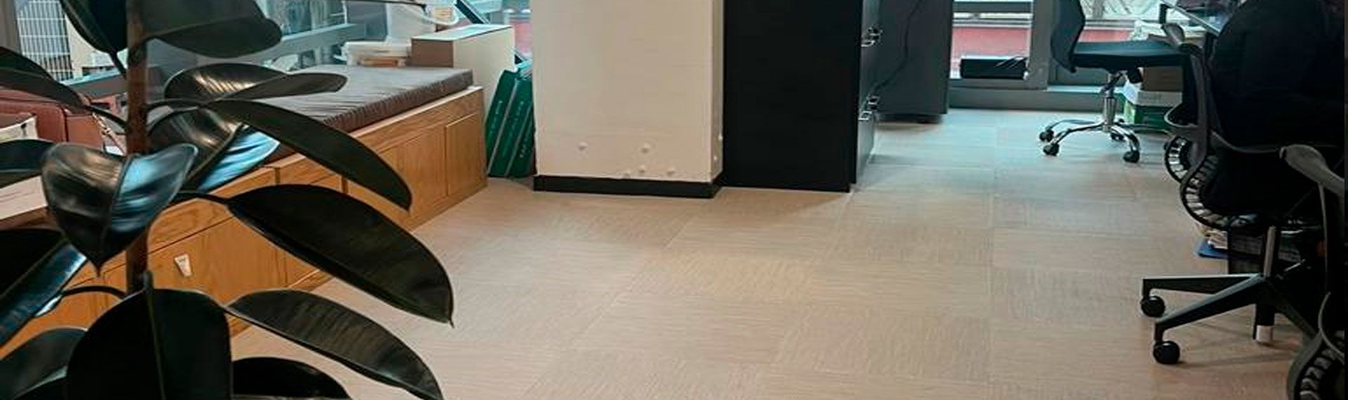 Oficina con piso de vinil tejido