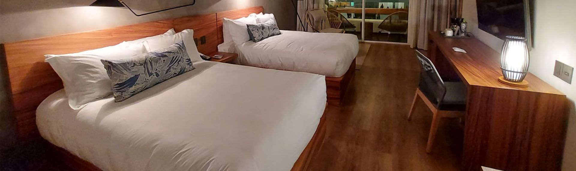 Habitación de hotel con piso vínilico LVT tipo madera