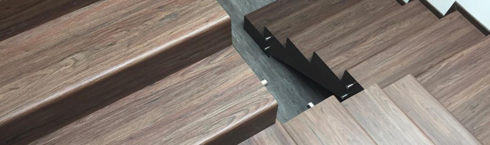escaleras con recubrimiento tipo madera