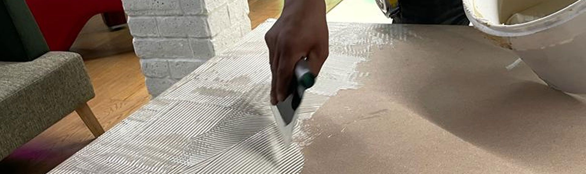 Aplicación de pegamento para piso vinílico