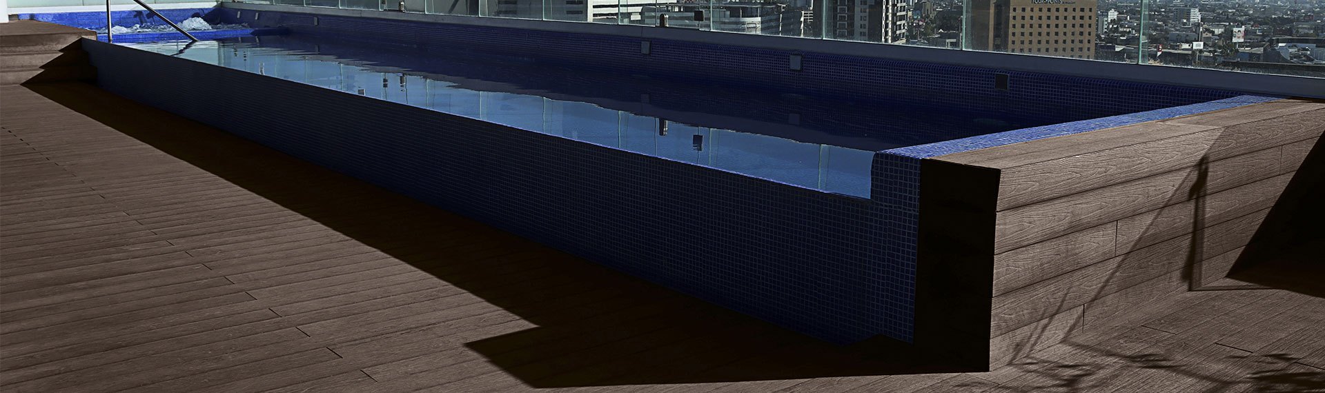 terraza con piso deck sintético
