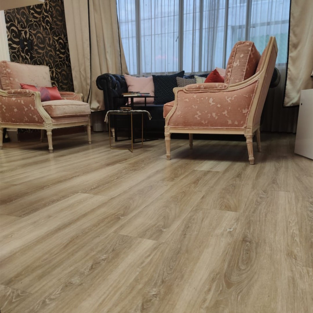 Sala con SPC como revestimiento para pisos y azulejos