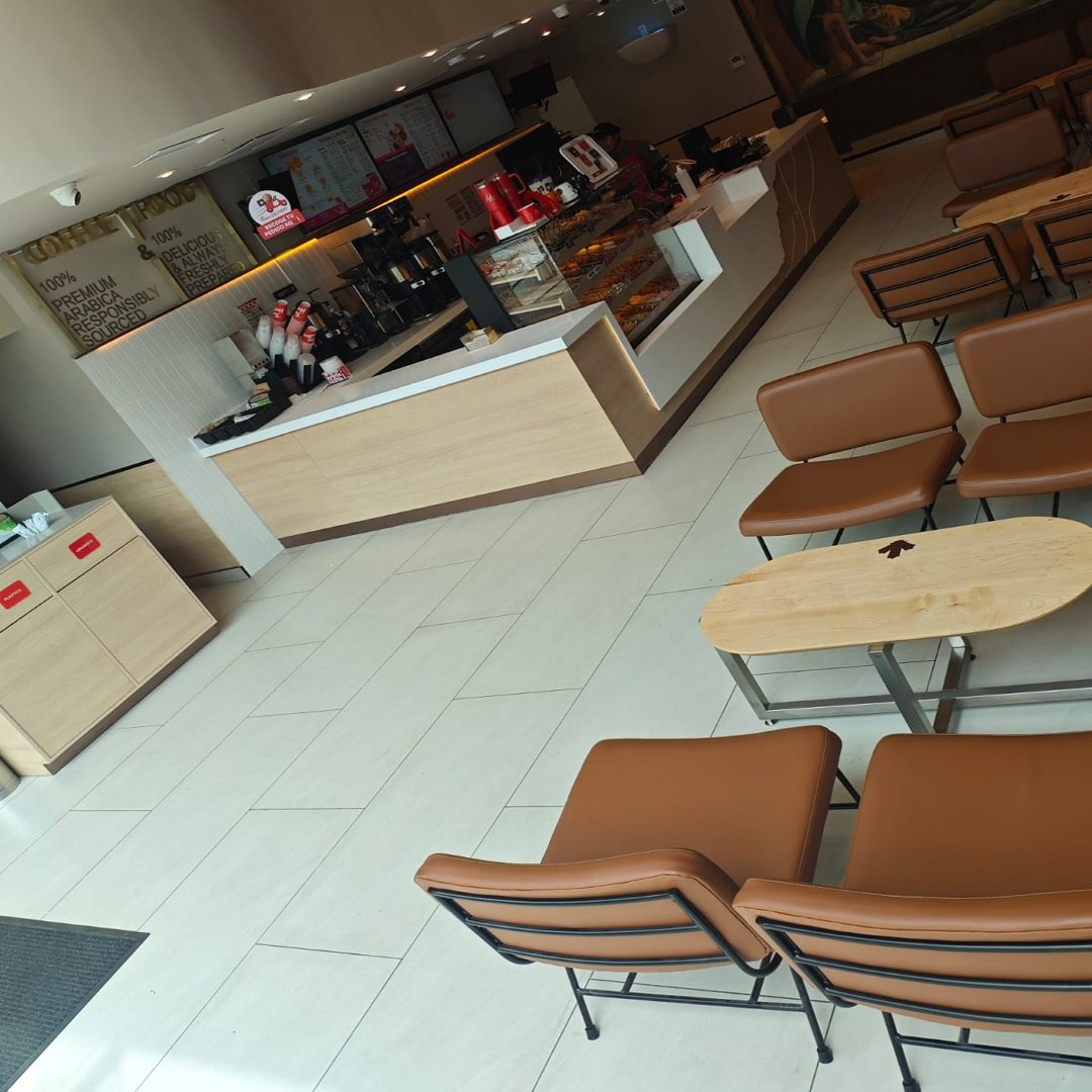 Cafetería con porcelanato gran formato instalado en el piso