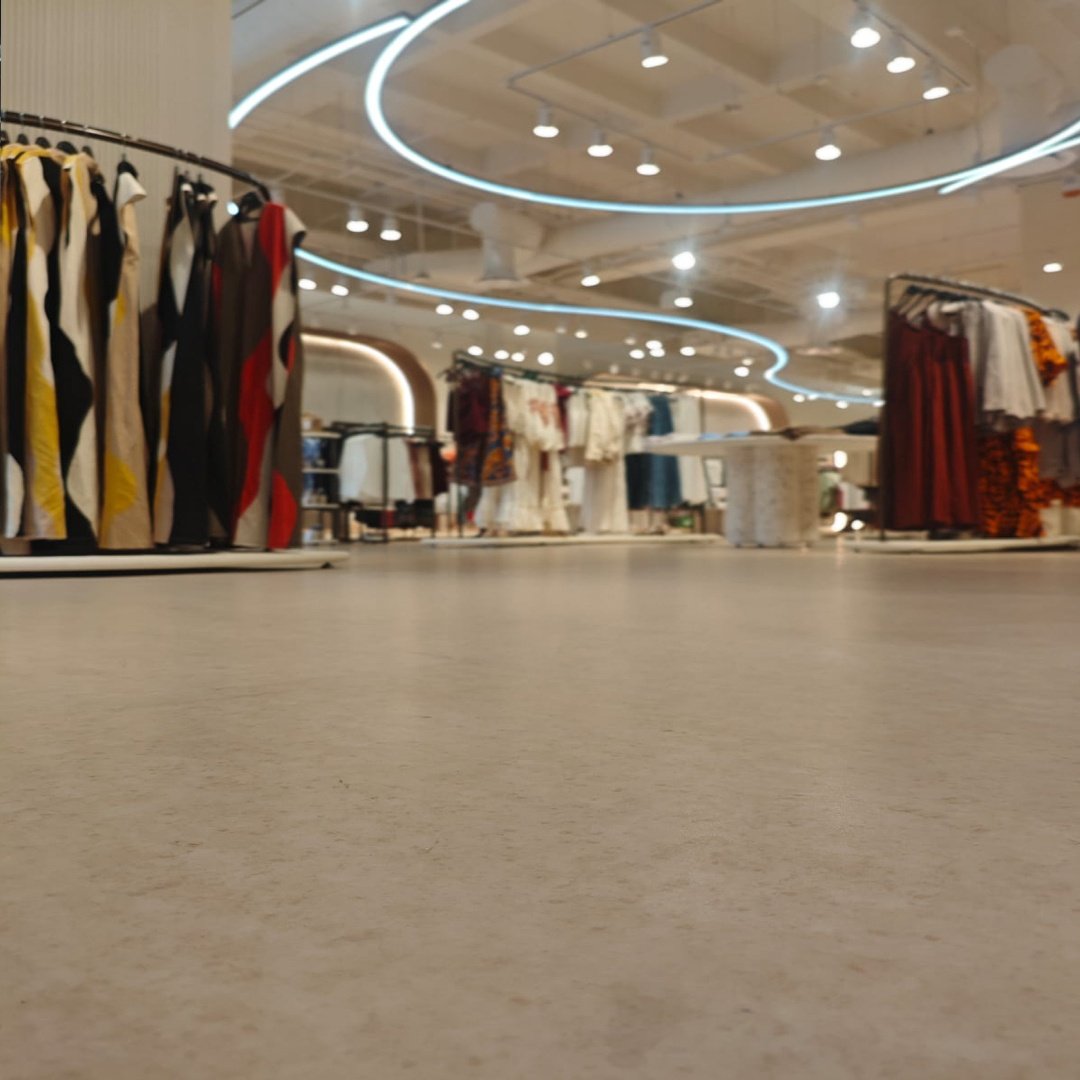 Tienda de ropa con revestimiento para pisos de porcelanato en formato estándar