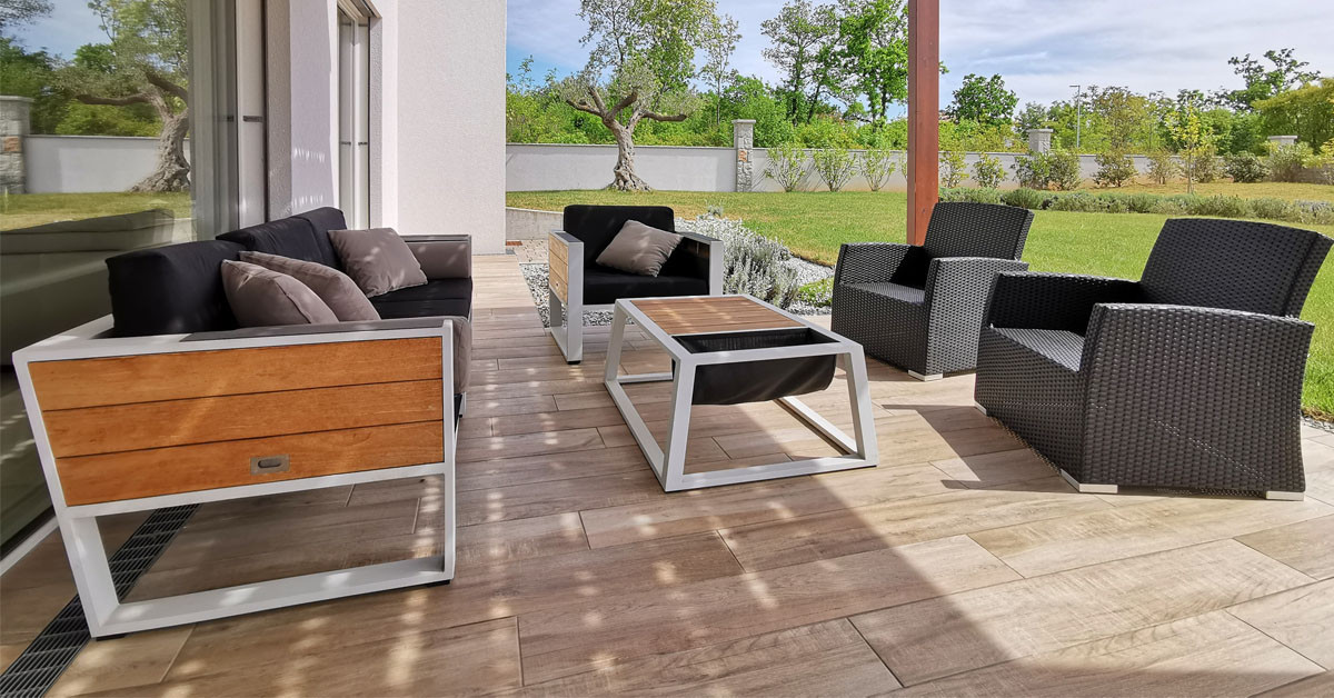 terraza con muebles cómodo