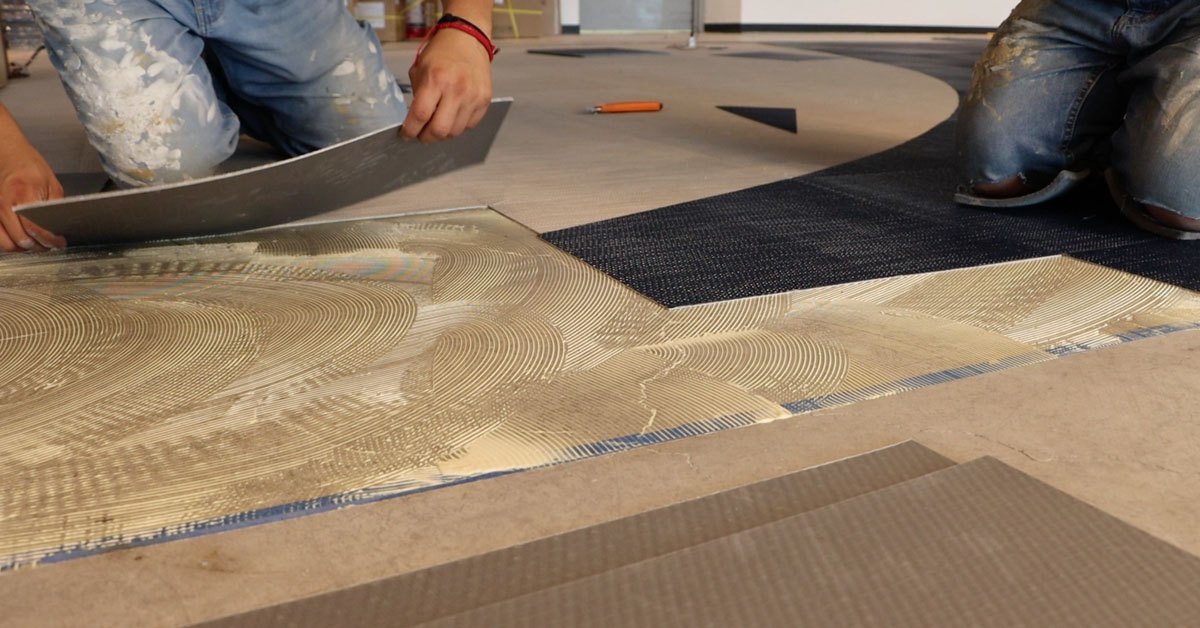 el piso vinilico tejido requiere adhesivo para su instalación