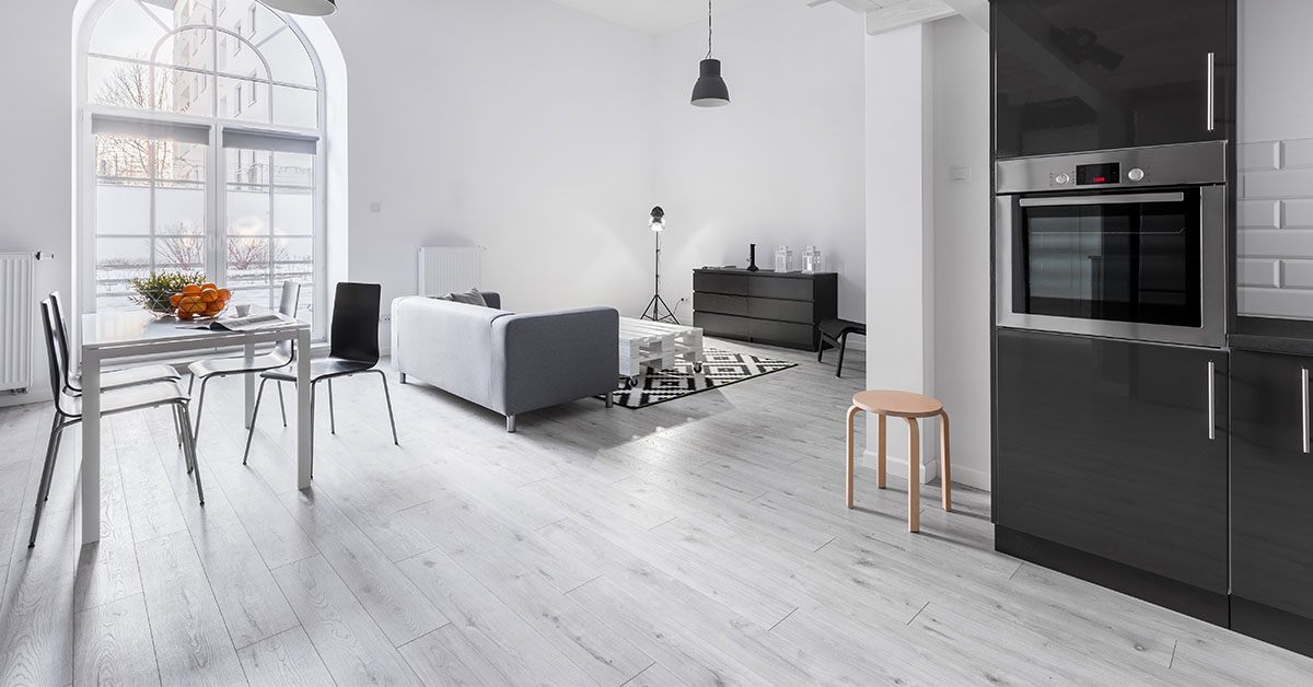 Sala en una casa con piso gris y decoración en tonos vibrantes