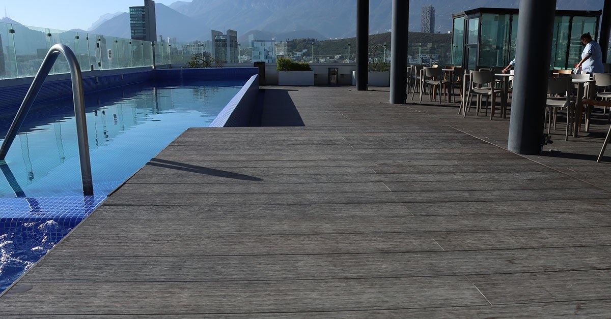 Exterior de hotel con piso deck resistente al agua