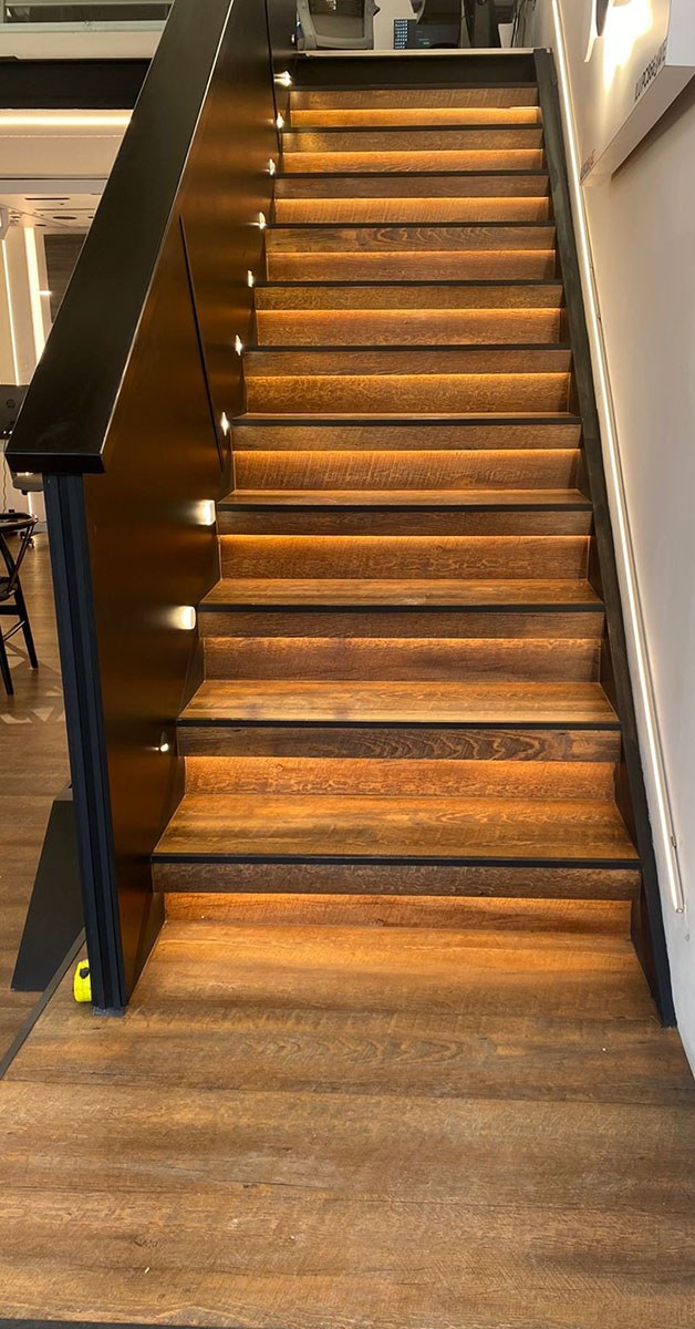 Escaleras cubiertas con piso vinílico LVT tipo madera