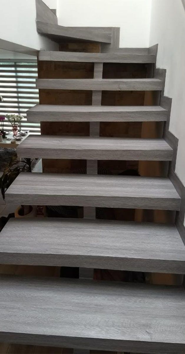 Escaleras modernas con piso vinílico LVT gris