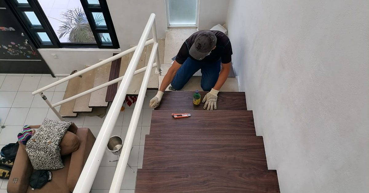 Instalación de piso LVT Gluedown para escaleras