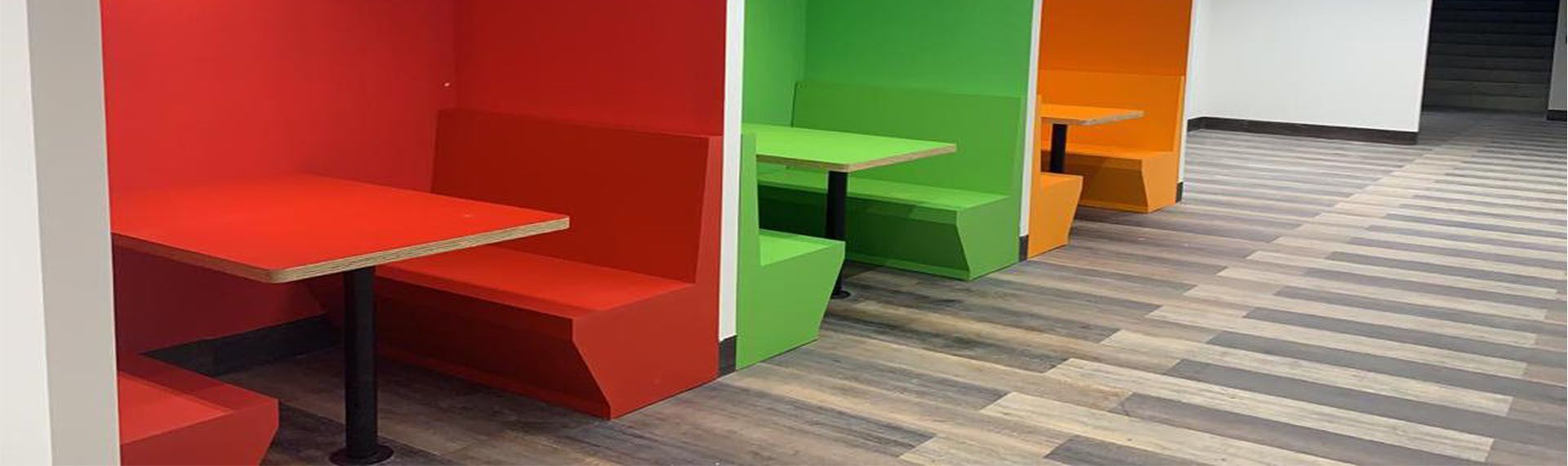 3 nuevas tendencias en pisos de madera: colores oscuros, claros y vibrantes.