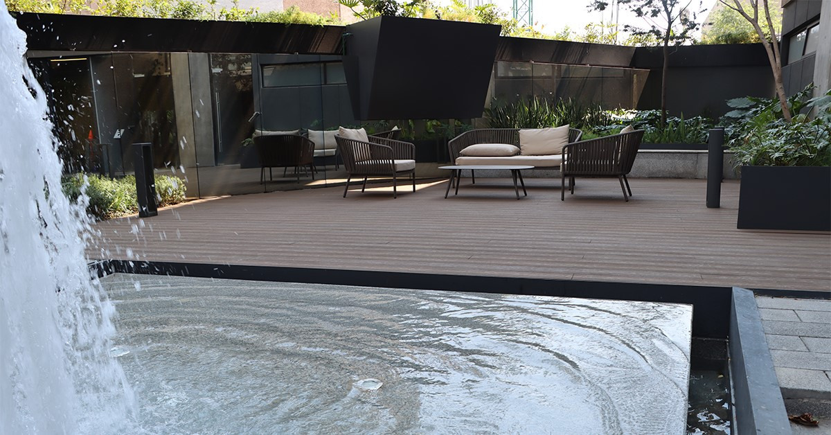 Terraza con deck coextruido tono pino europeo