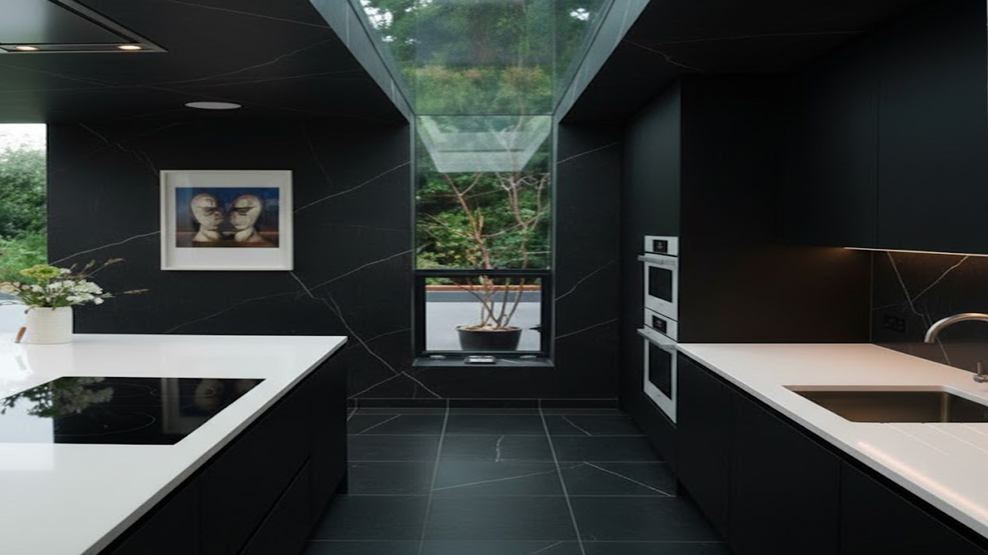 Cocina con porcelanato negro mate