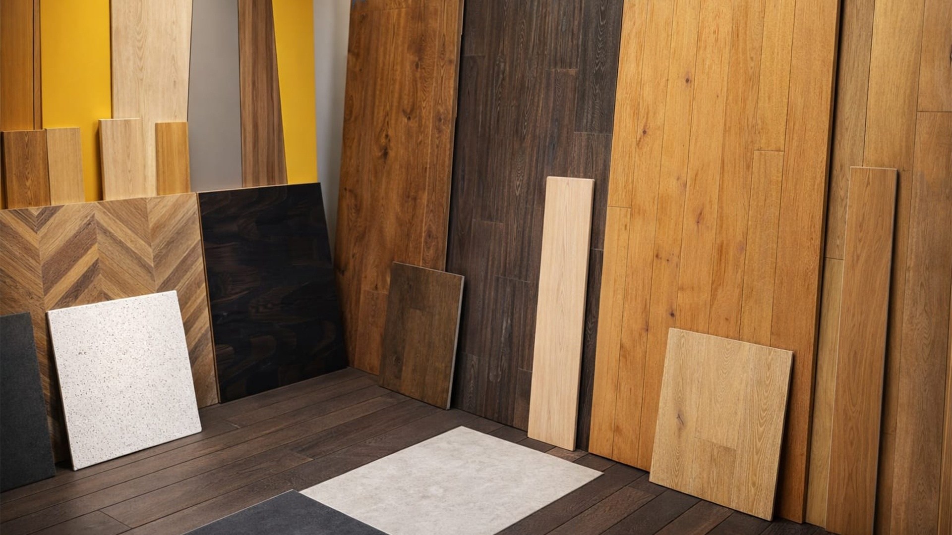 Piso Vinilico Imitación Madera instalado en un mall moderno