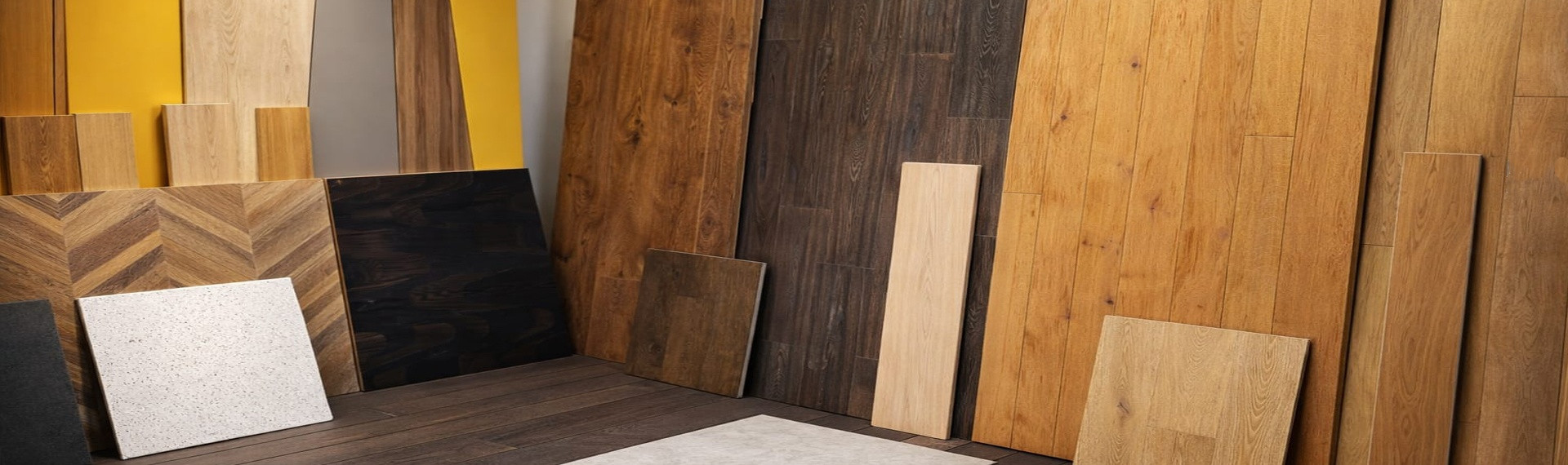Piso Vinilico Imitación Madera instalado en un mall moderno