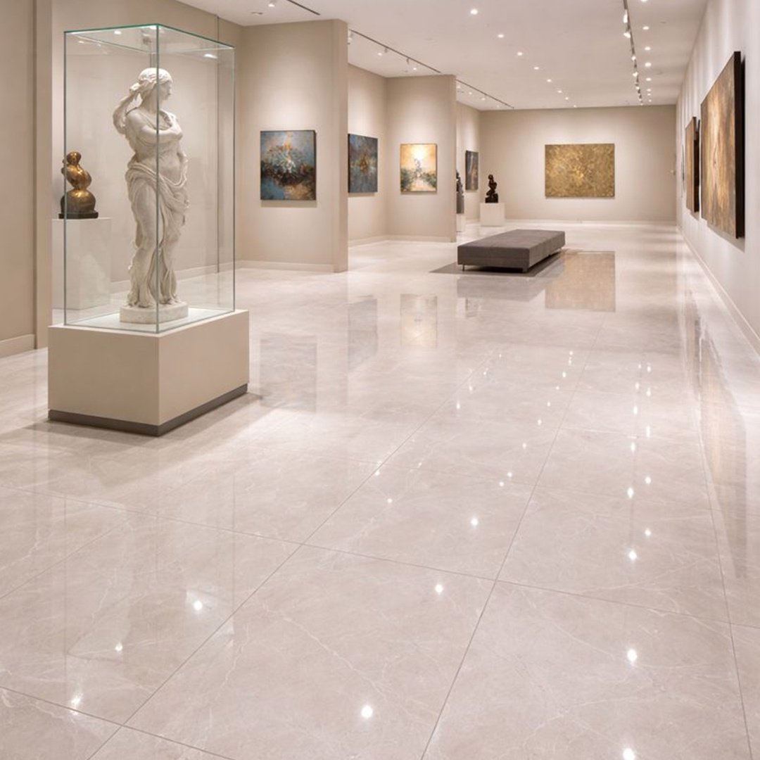 Galería de arte con piso de porcelanato gran formato blanco