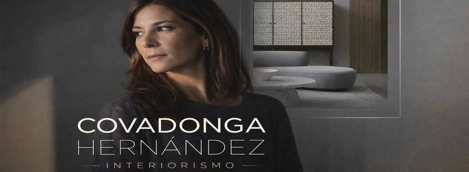 Covadonga Hernández con portada de sus libro Interiorismo como fondo