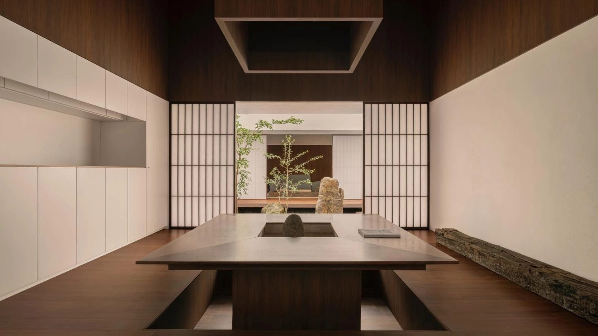 Casa Kehai con jardín interior mineral y vacío central articulando espacios