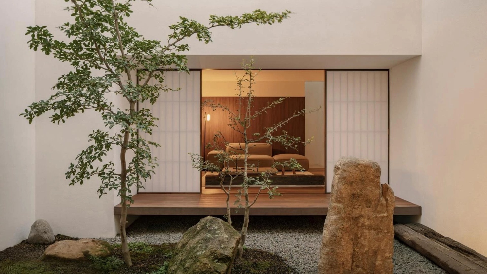 Recorridos de madera alrededor del jardín interior en Casa Kehai