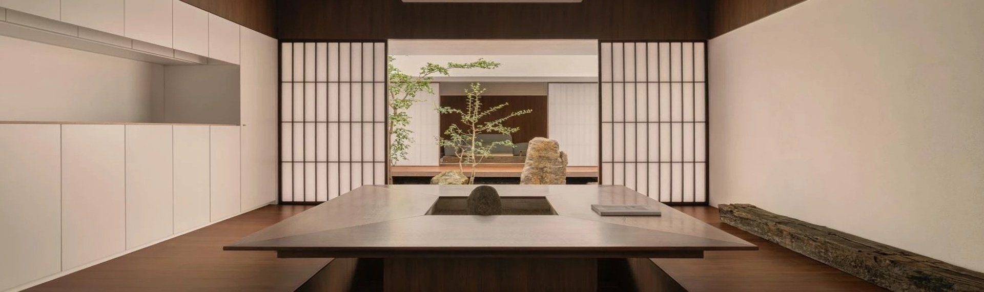 Casa Kehai con jardín interior mineral y vacío central articulando espacios