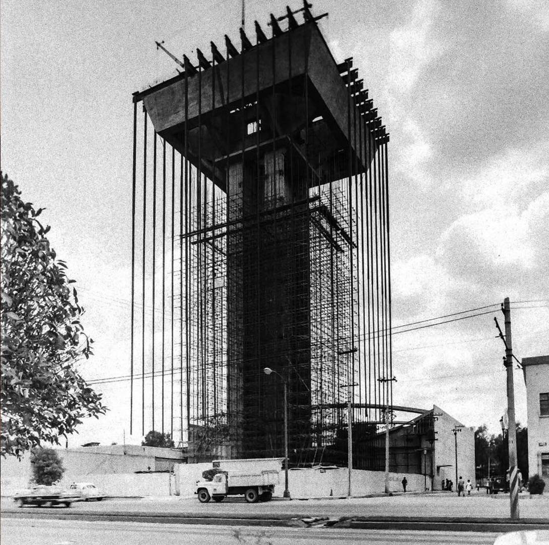 Proceso constructivo del Edificio Celanese mostrando columna central y sistema suspendido