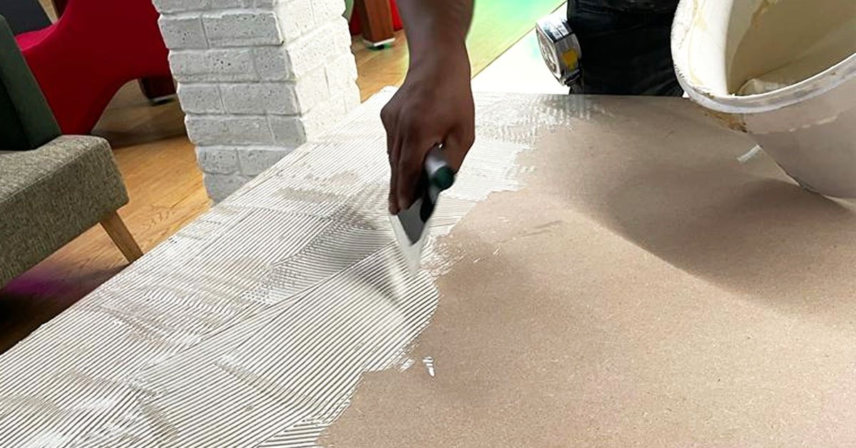 Aplicación de pegamento para piso vinílico