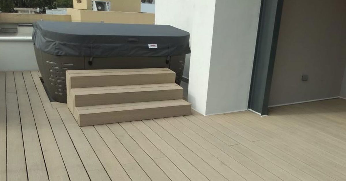Jacuzzi con piso deck antiderrapante