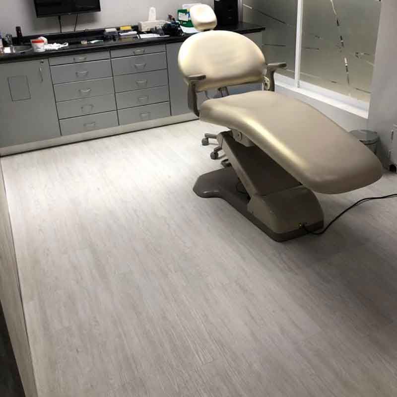 consultorio dental con piso vinílico LVT de Lalur