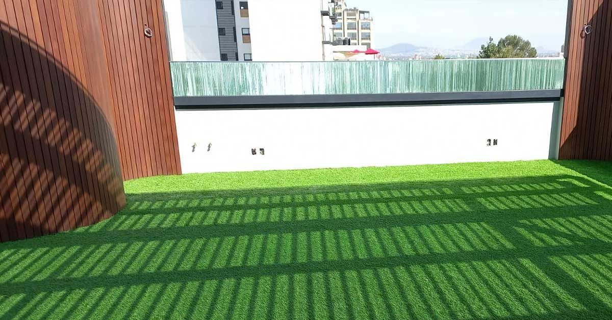 esta terraza se ve espectacular porque tiene pasto sintético, por supuesto, el diseño también es importante, pero quiero que prestes atención al césped