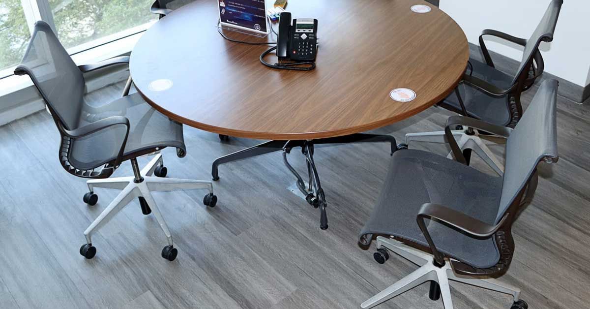 imagen con sillas para oficina y piso vinilico resistente