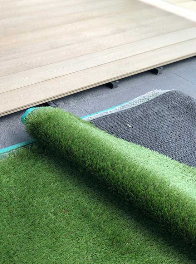 Carpeta de pasto sintetico Lalur antes de ser instalada en una terraza