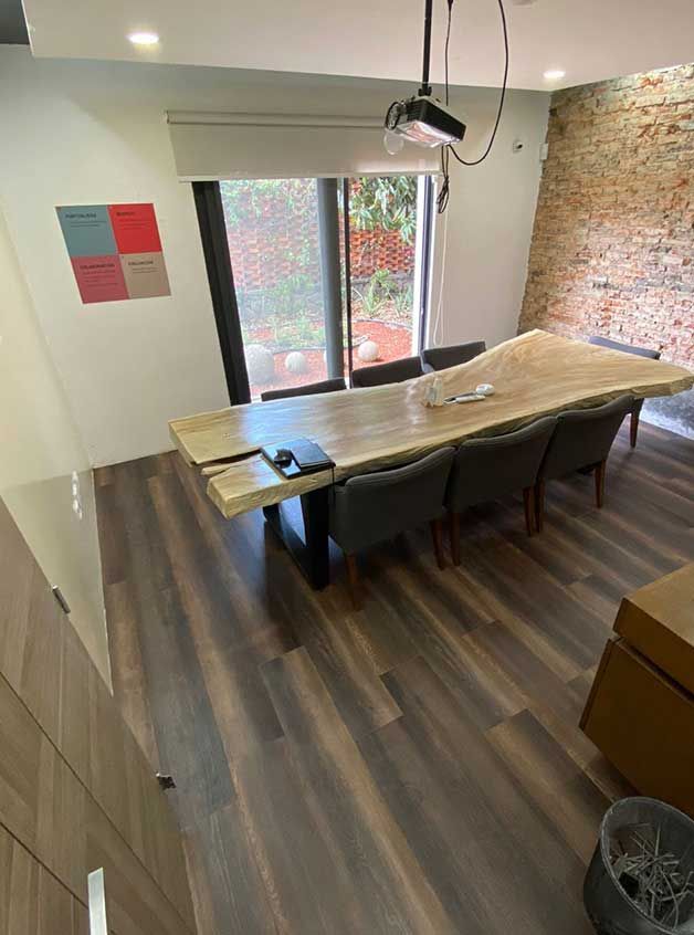 Sala con piso LVT o SPC de Lalur, no está relacionada con el tema pero se ve bonita