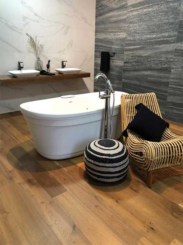 baño moderno con acabados en marmol y piso Lalur