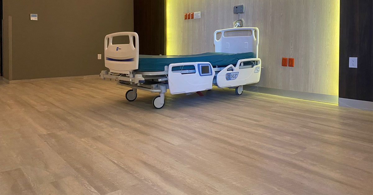Sala de hospital con piso antibacterial