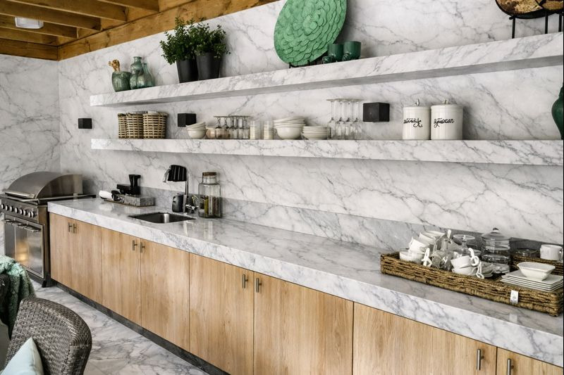 Cocina estilo Japandi con piso, barra y paredes de mármol